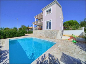 Cozy Villa With Pool